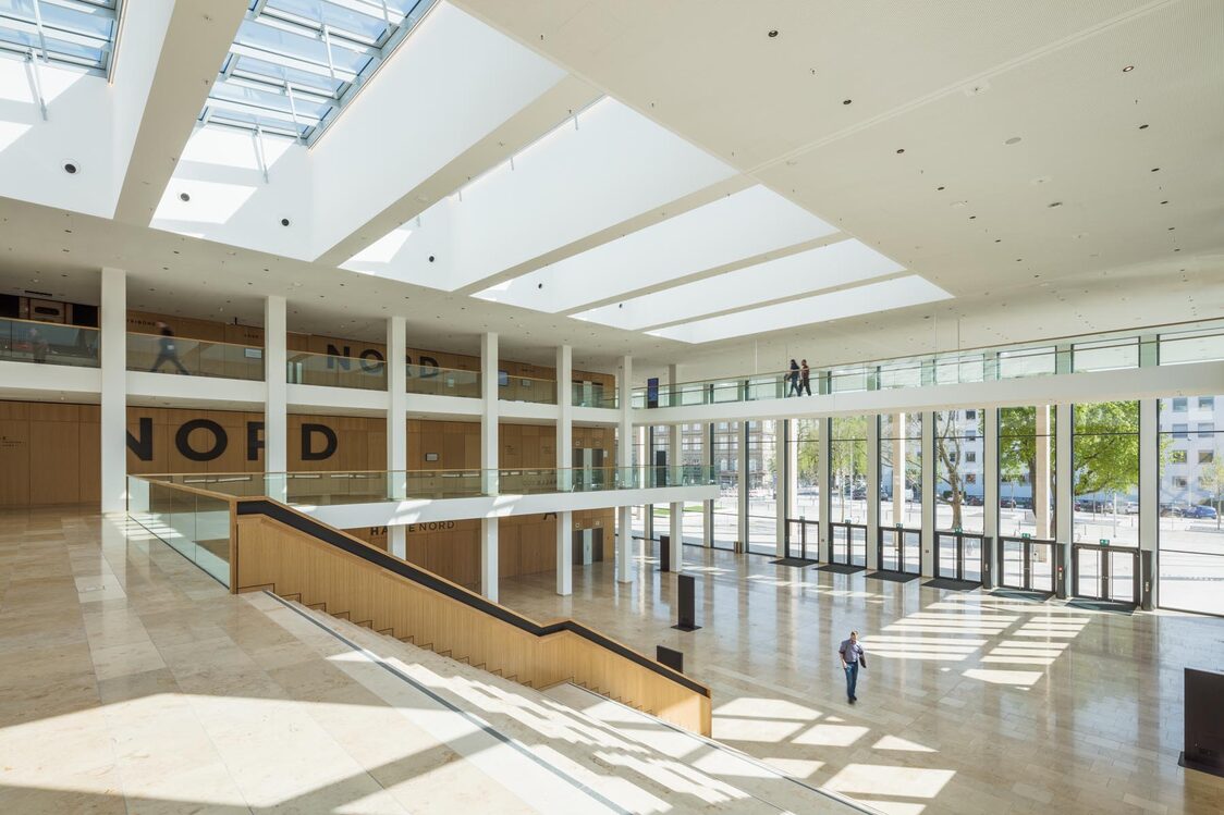 Bild, welches das Foyer des Rhein-Main Congress Centers in Wiesbaden zeigt.